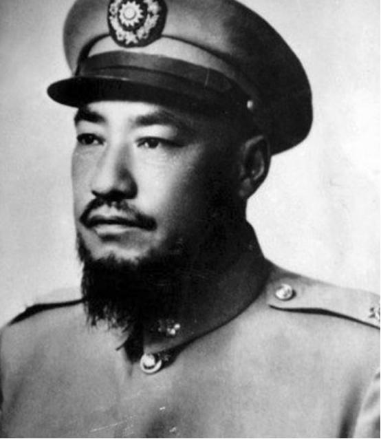 1958年，青海“土皇帝”马步芳偷偷在亲侄女喝的水里下了药，扒光她的衣服后，迫不