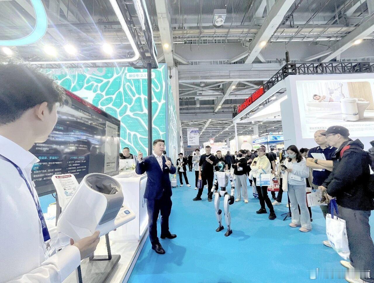 讯飞医疗正式发布三款搭载星火医疗大模型的智能臂筒式血压计——X3、X5、X7，以