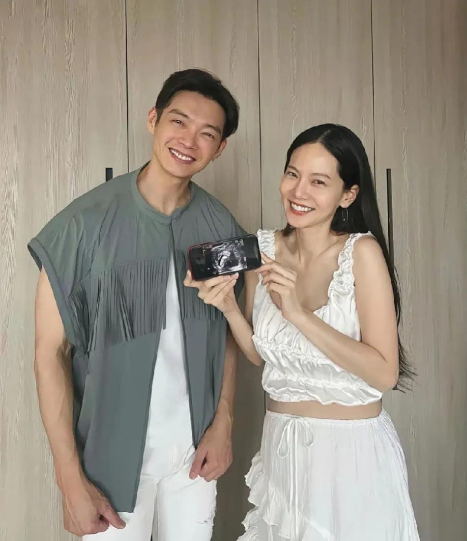辰亦儒曾之乔冲上热搜！
8月15日，飞轮海成员辰亦儒老婆曾之乔在节目中自曝她和辰