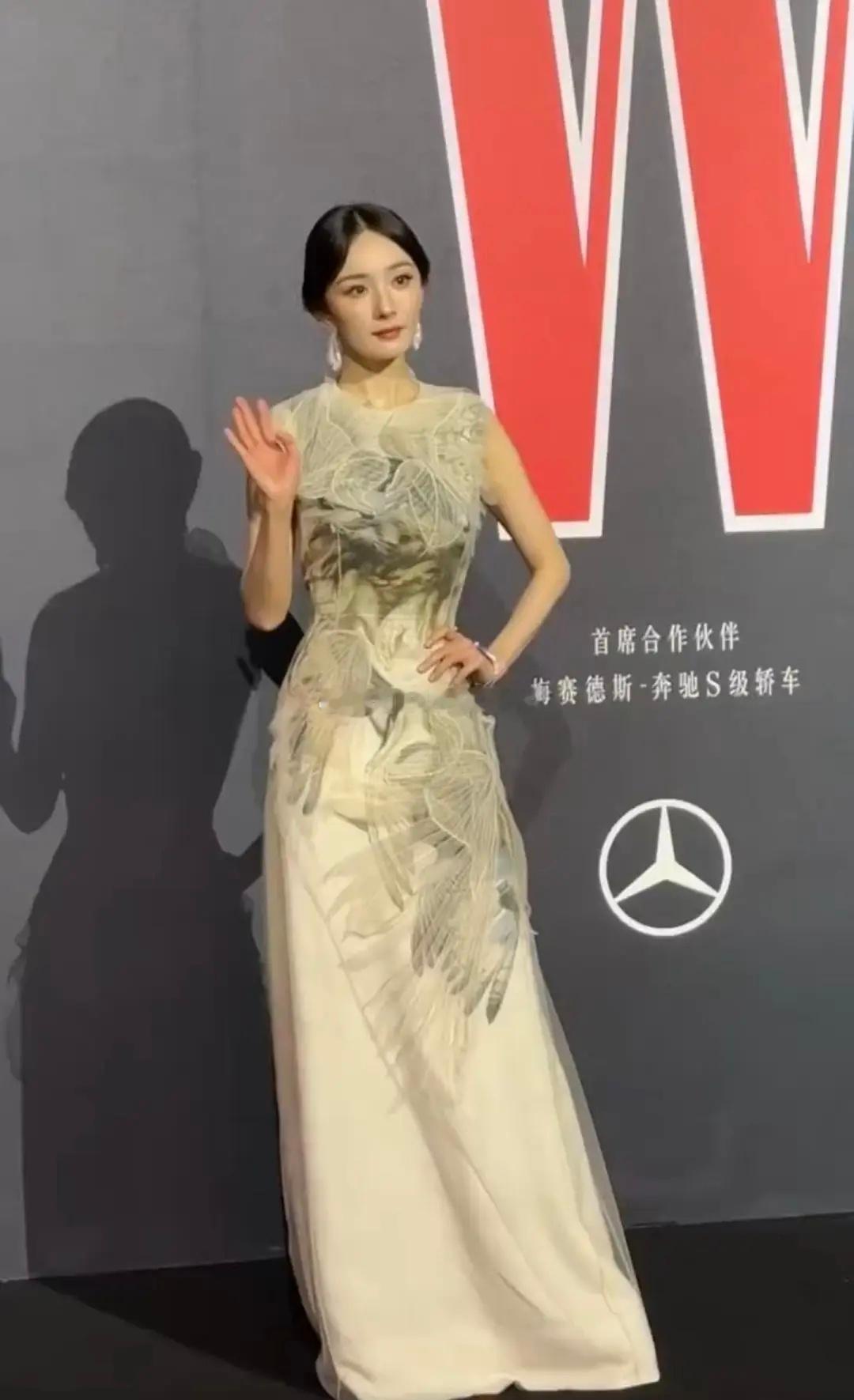 来看裙子合集，W盛典红毯帖，今天人多~[哇][哇] ​​​