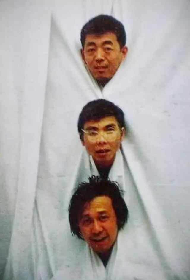 90年代，冯小刚和顾长卫、姜文年轻时，一张罕见的合影，三位当时华语影坛最具个性的