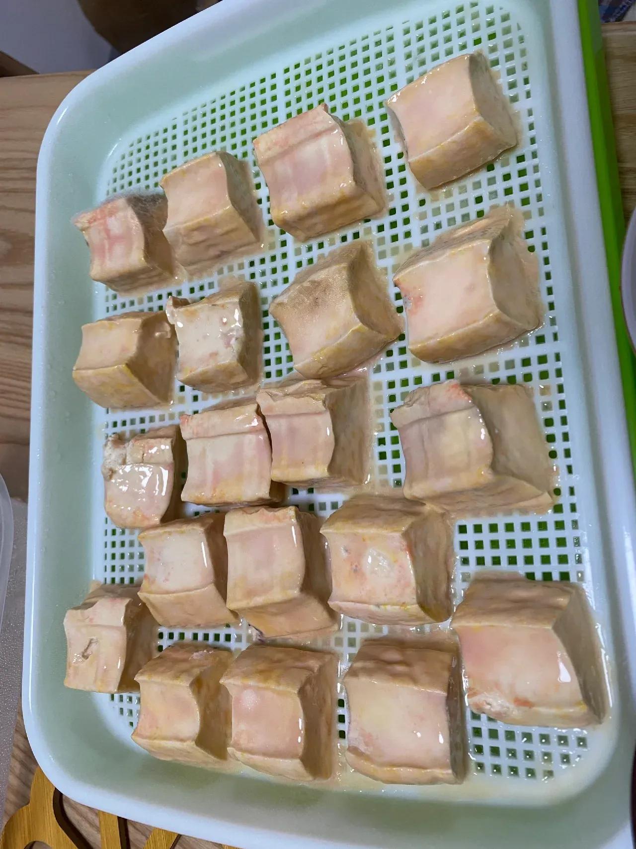 第一次做霉豆腐，这是成功了吗？自认为成功，有点小得意了，想听听你们家乡霉豆腐也是