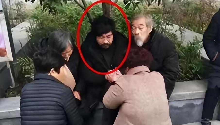 2018年，叶先生年仅9岁的孩子遭人刺杀身亡后，他不再修剪头发，也不再刮去胡须，
