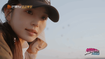 张艺凡给田曦薇擦眼泪女推团也有自己的人生镜头当张艺凡轻轻拭去田曦薇的眼泪，这一刻