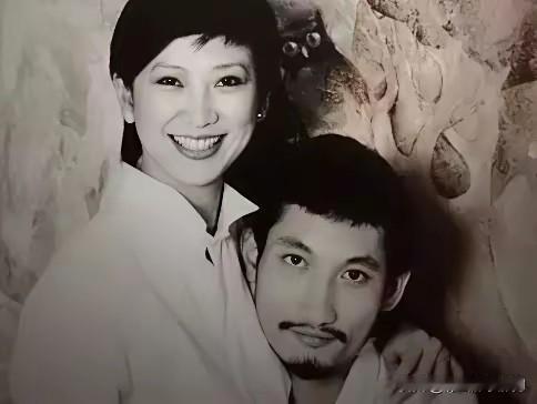 施南生年轻的时候非常漂亮，长得一副大女主的相。可惜她这一生被徐克给辜负了。

她