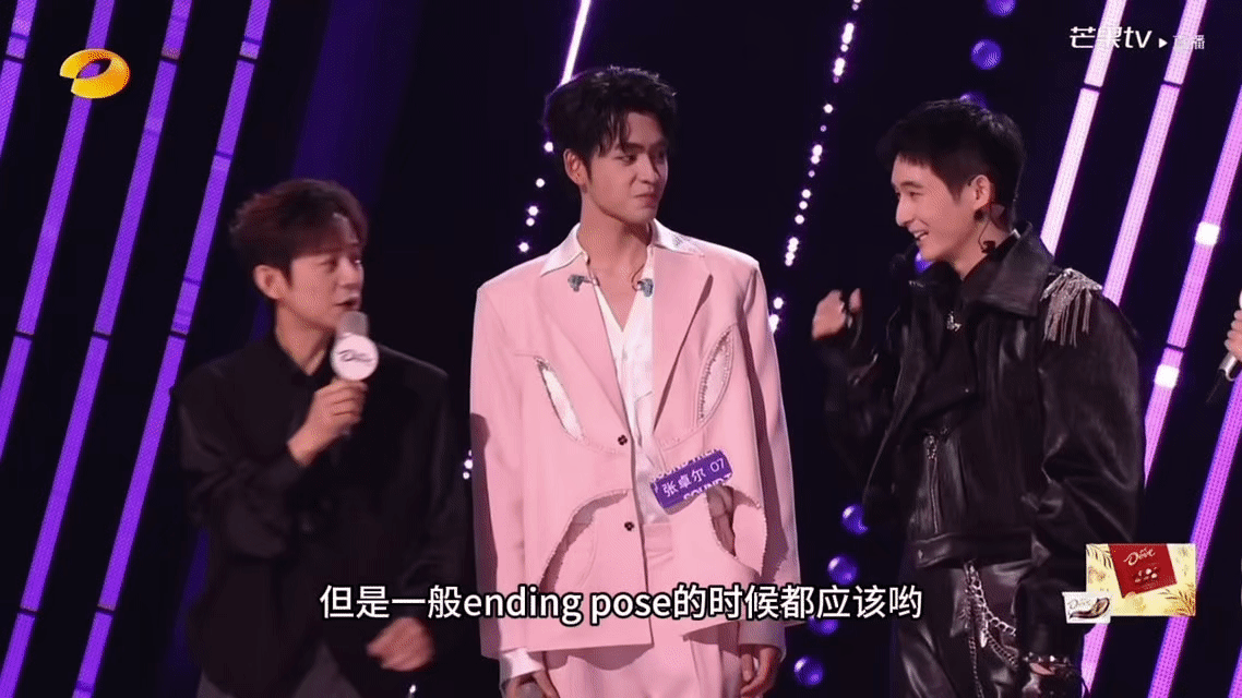 何炅拿捏男团喘气精髓 看何老师模仿男团喘气，真的笑不活了！在《声鸣远扬》现场，那