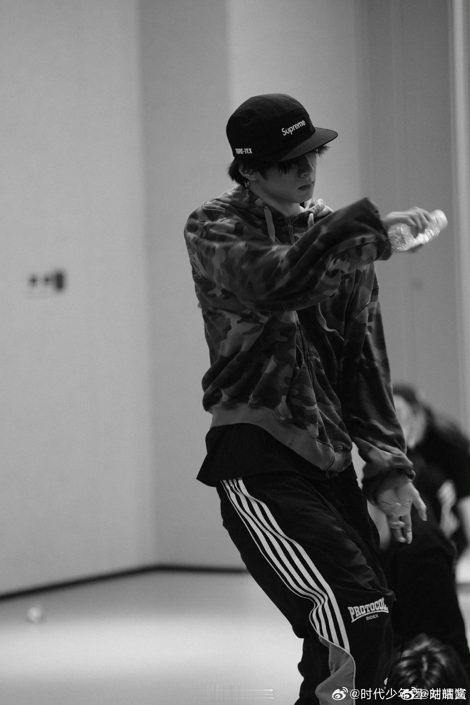 刘耀文准备出发七宫格刘耀文迷彩训练照 刘耀文晒准备出发七宫格，身着迷彩训练服，又