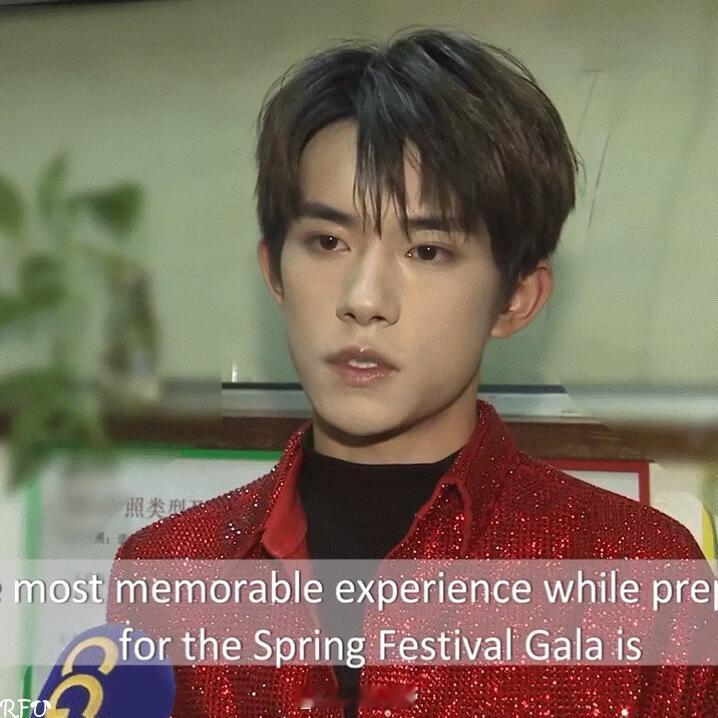 央视镜头下的易烊千玺 