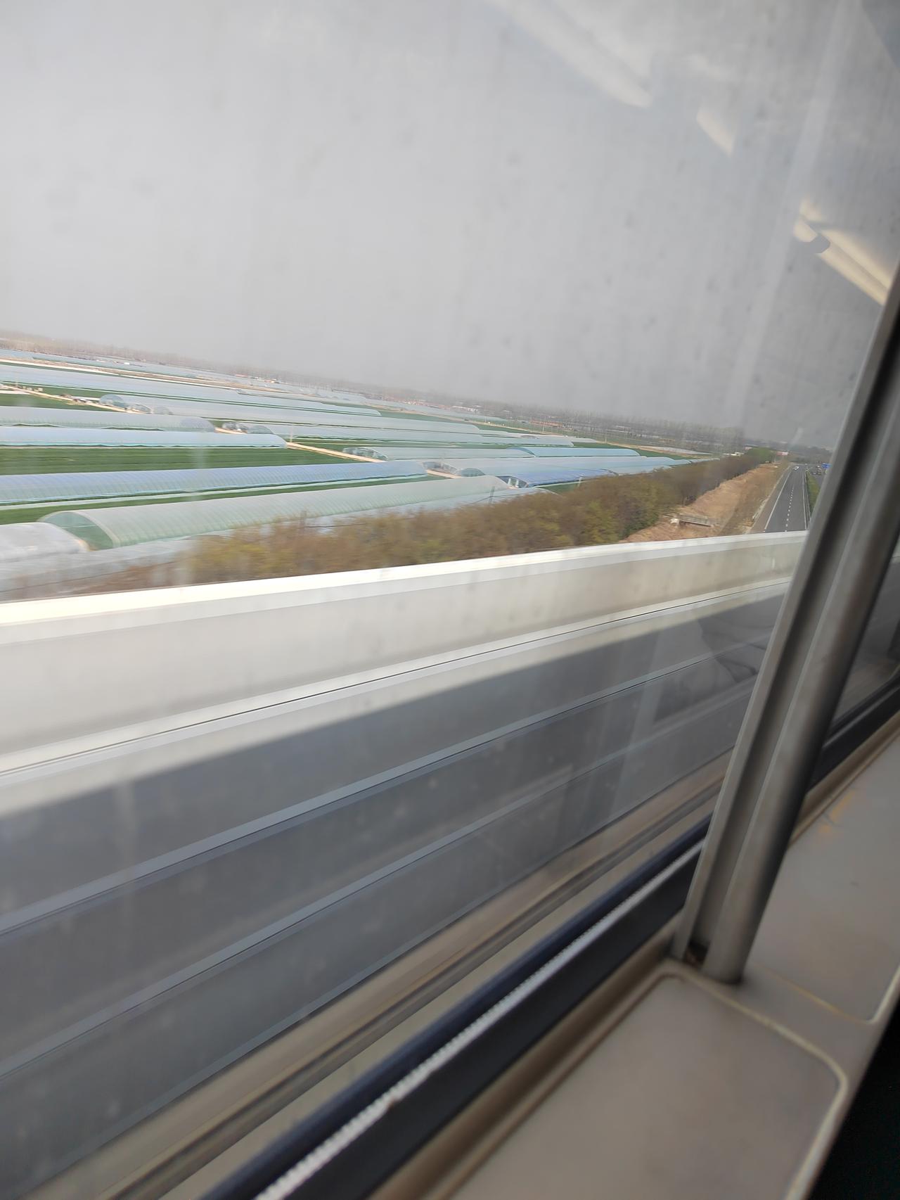 第一帧是连片的大棚在沃野上铺展，像大地写给春天的信笺，每一寸土地都藏着生机与希望