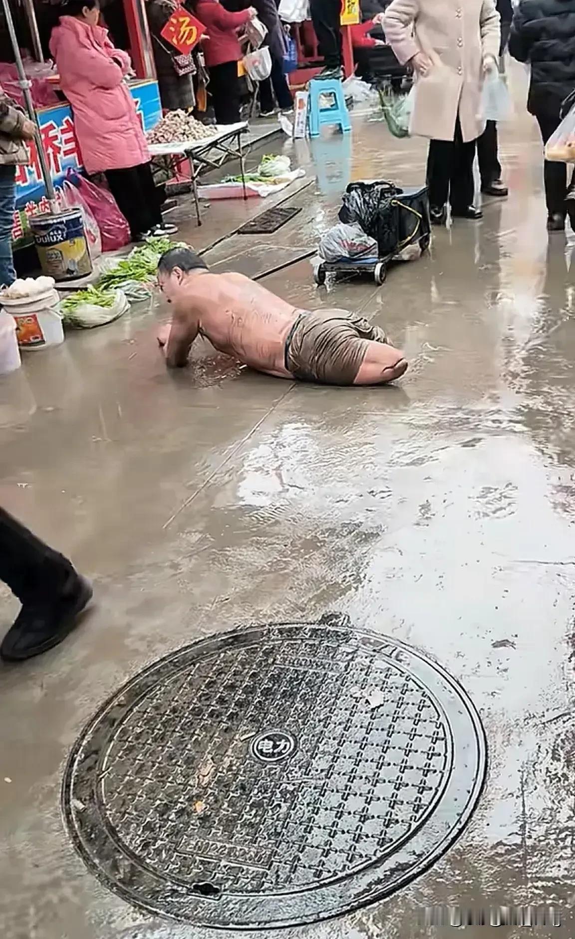 这个男子太惨，太可怜了！两人脚没有了，还有一手也没有了，只剩下一个手，又冷又是下