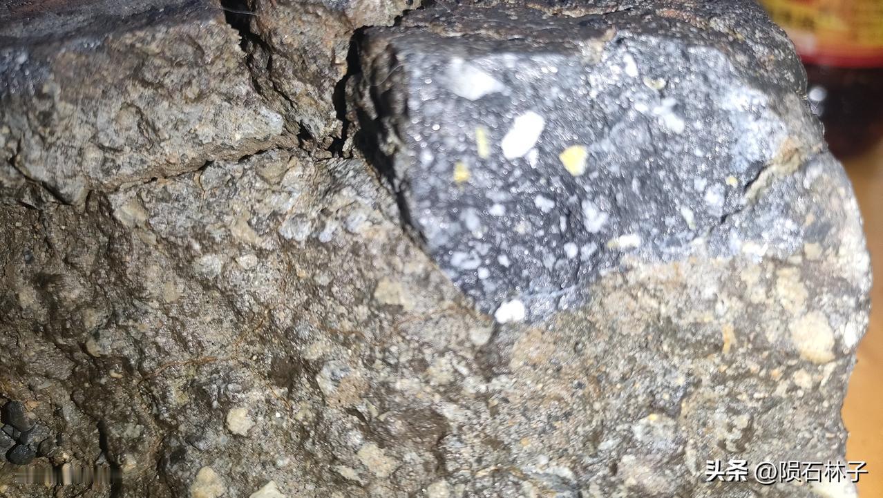 月球角砾岩·极简形成论
 
月球角砾岩，是亿万年天体撞击的产物。
 
小行星高速