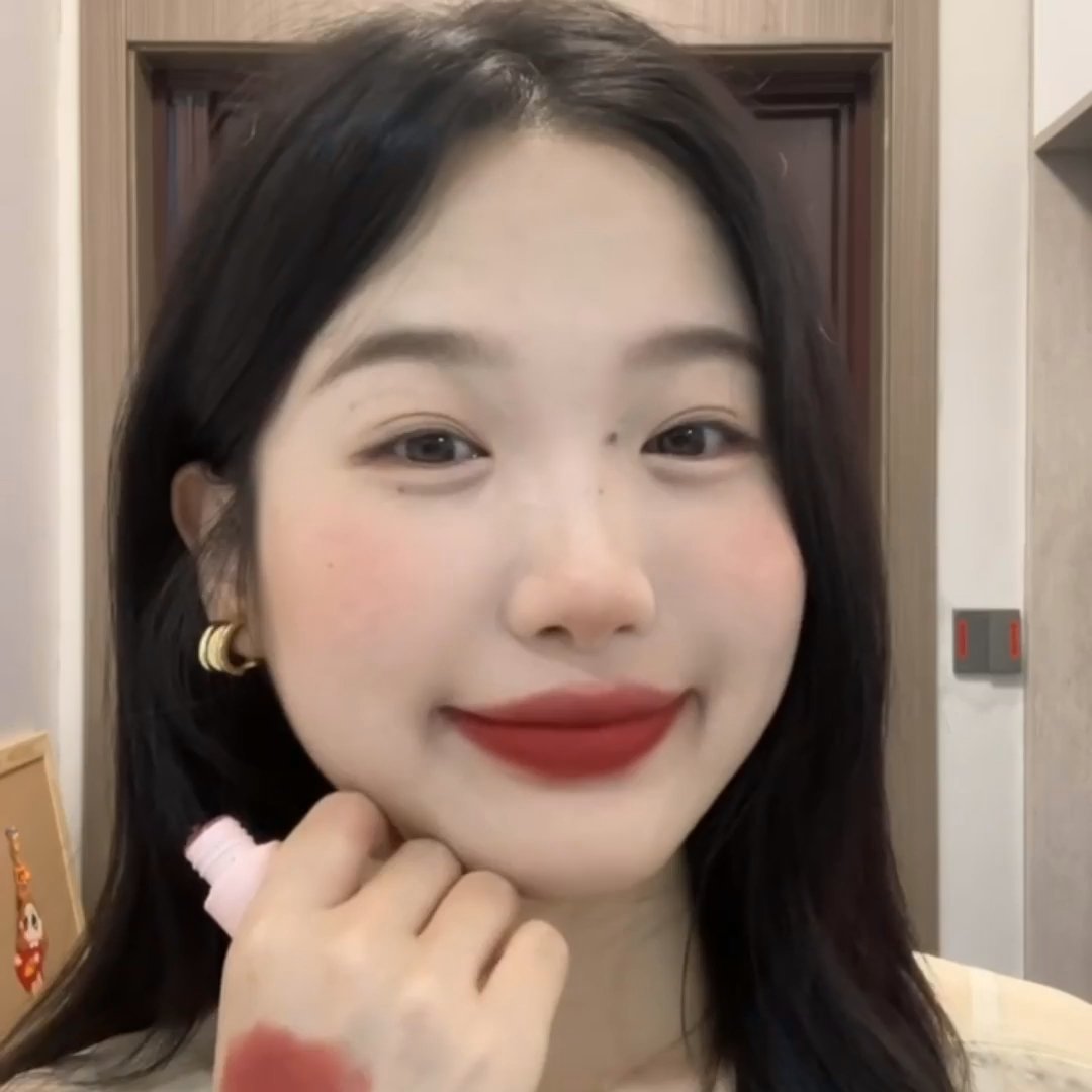 OMG！圆脸姐妹们！我终于get到红唇的少女感了！！🥰 以前总觉得红唇太成熟显