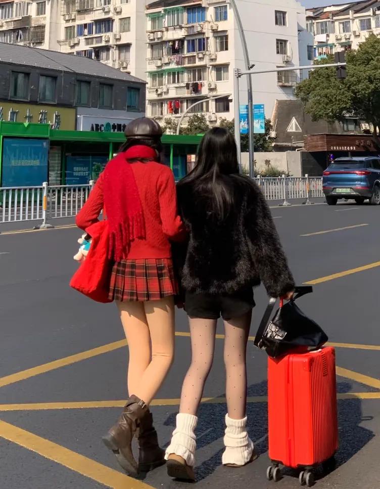 终于明白大老板们为什么都喜欢年轻女大学生了！确实有不一样的味道！你羡慕不到大爷 