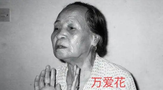 1944年，日军将光着身子的慰安妇万爱花扔到河边，一条饿犬张开血盆大口扑向她，万