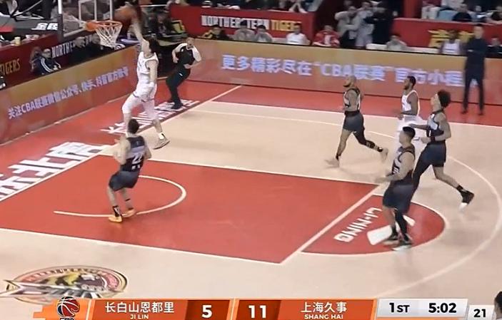 张镇麟反击重扣上演暴力美学，打停吉林！
北京时间3月31日，上海与吉林的比赛来到