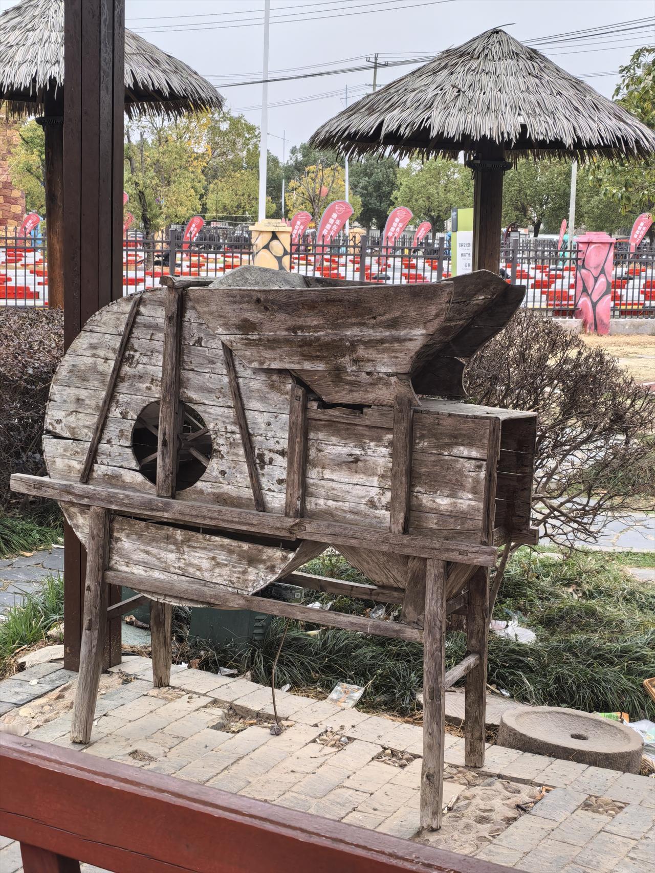 图中的农具你知道是干什么的吗？
知道的人应该有点岁数。

这是上个世纪农民用来除