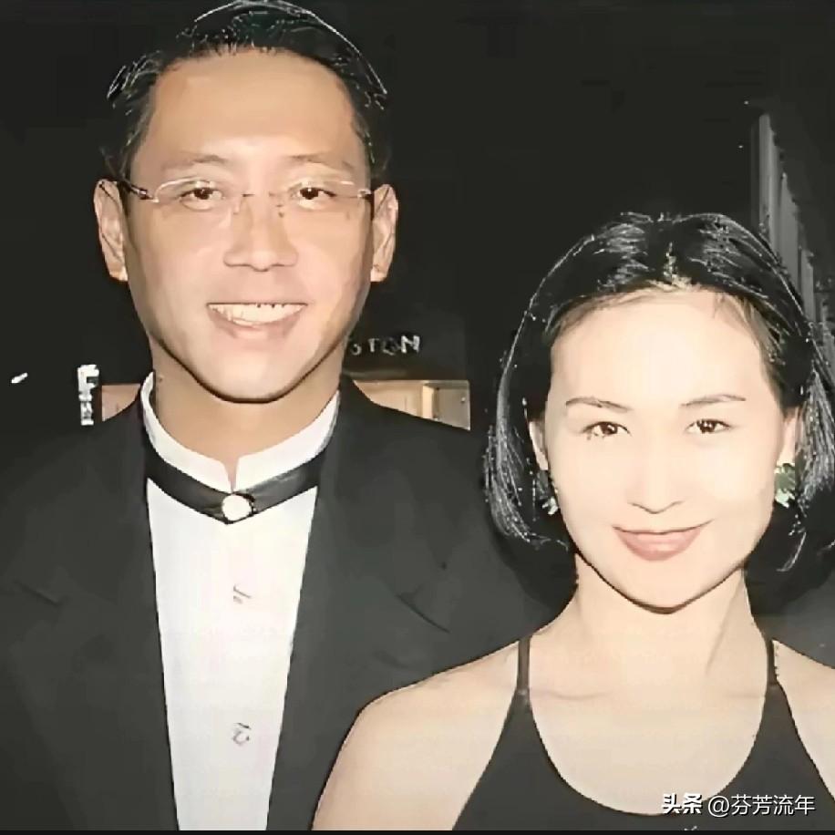 这是何超琼与许晋亨新婚不久的珍贵美拍。俊男靓女，门当户对，养眼又般配。何超琼在商