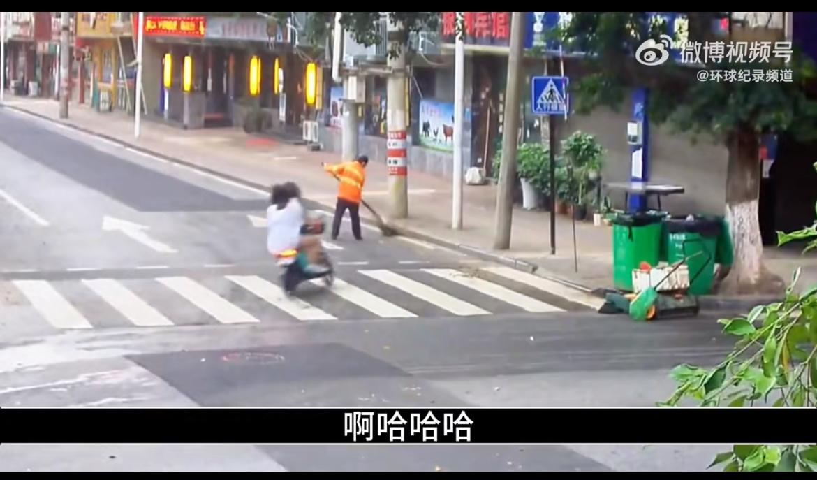 两小仙女骑电瓶车撞伤环卫工人逃逸，被交警找到发现醉驾，罚款50块。事发贵州罗甸，