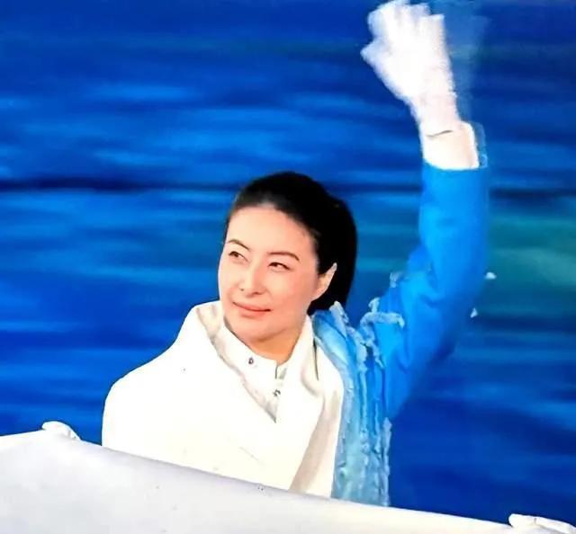 亚运开幕式，给香港豪门敲响警钟！

9月23日，亚运会开幕式上，郭晶晶担任亚运会