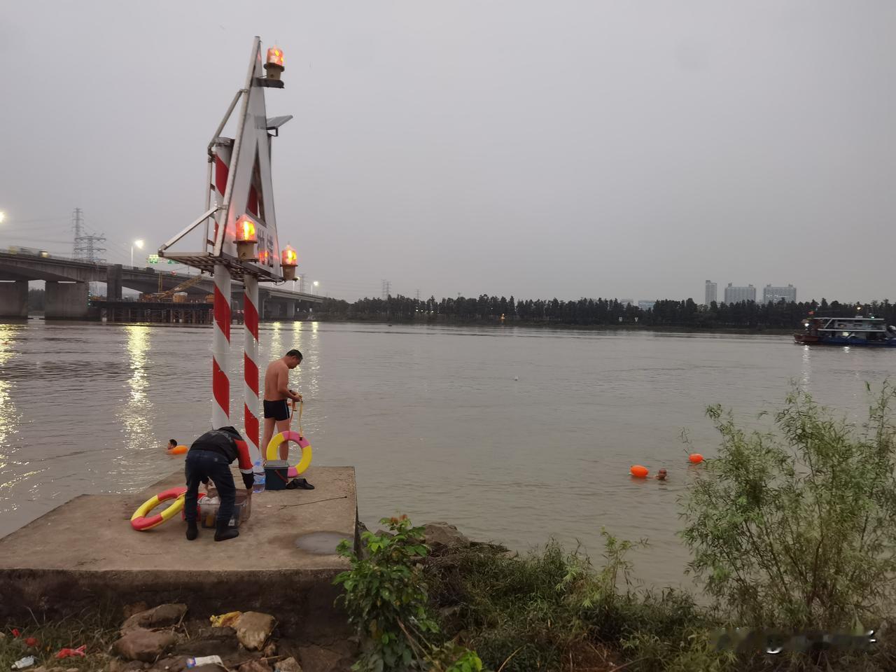 今早上5点半起床，
去百里芳华河边游泳。
南方虽然已经立冬，
但气温仍在20℃左