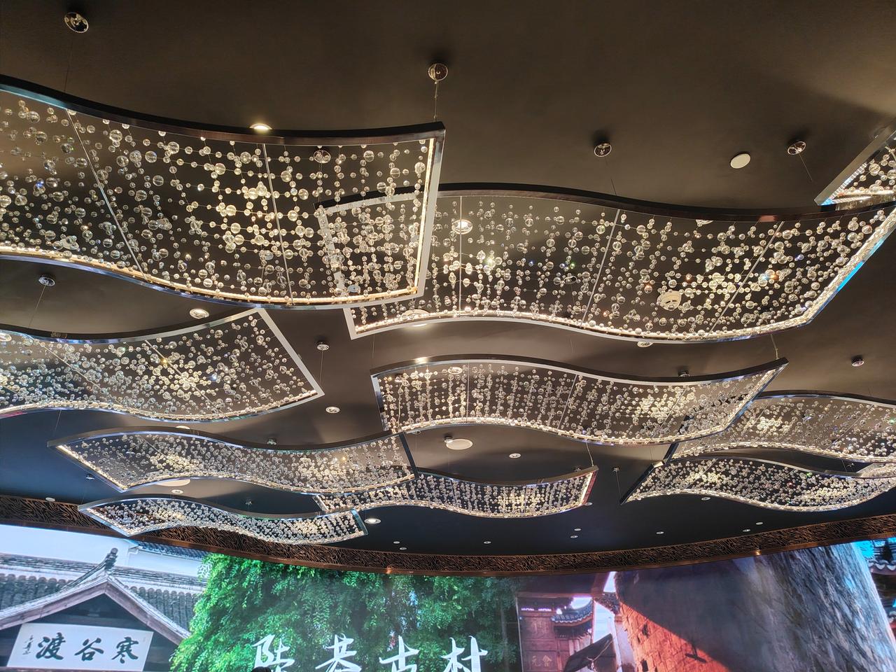 有人踩着点来上海抢人。今晚在上海中心J酒店105层，吴中文旅一行，扛着长枪短炮来