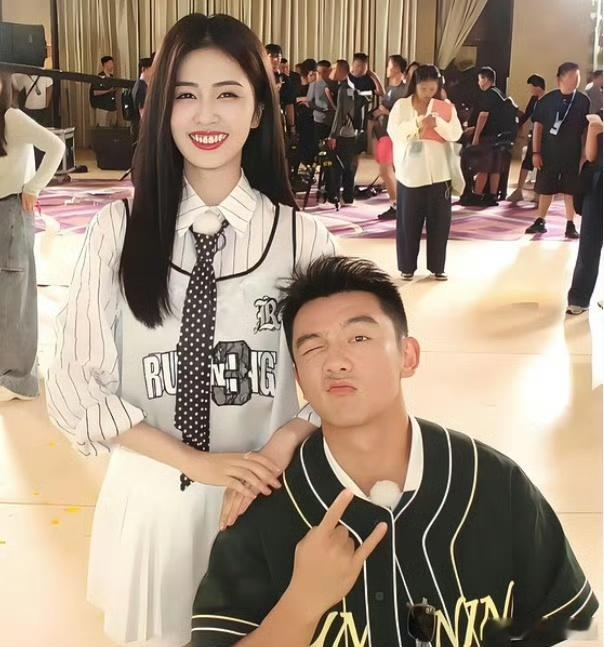 郑恺说白鹿当卧底挂脸白鹿是本摊开的书奔跑吧 恺哥太懂了，白鹿当卧底根本藏不住事，