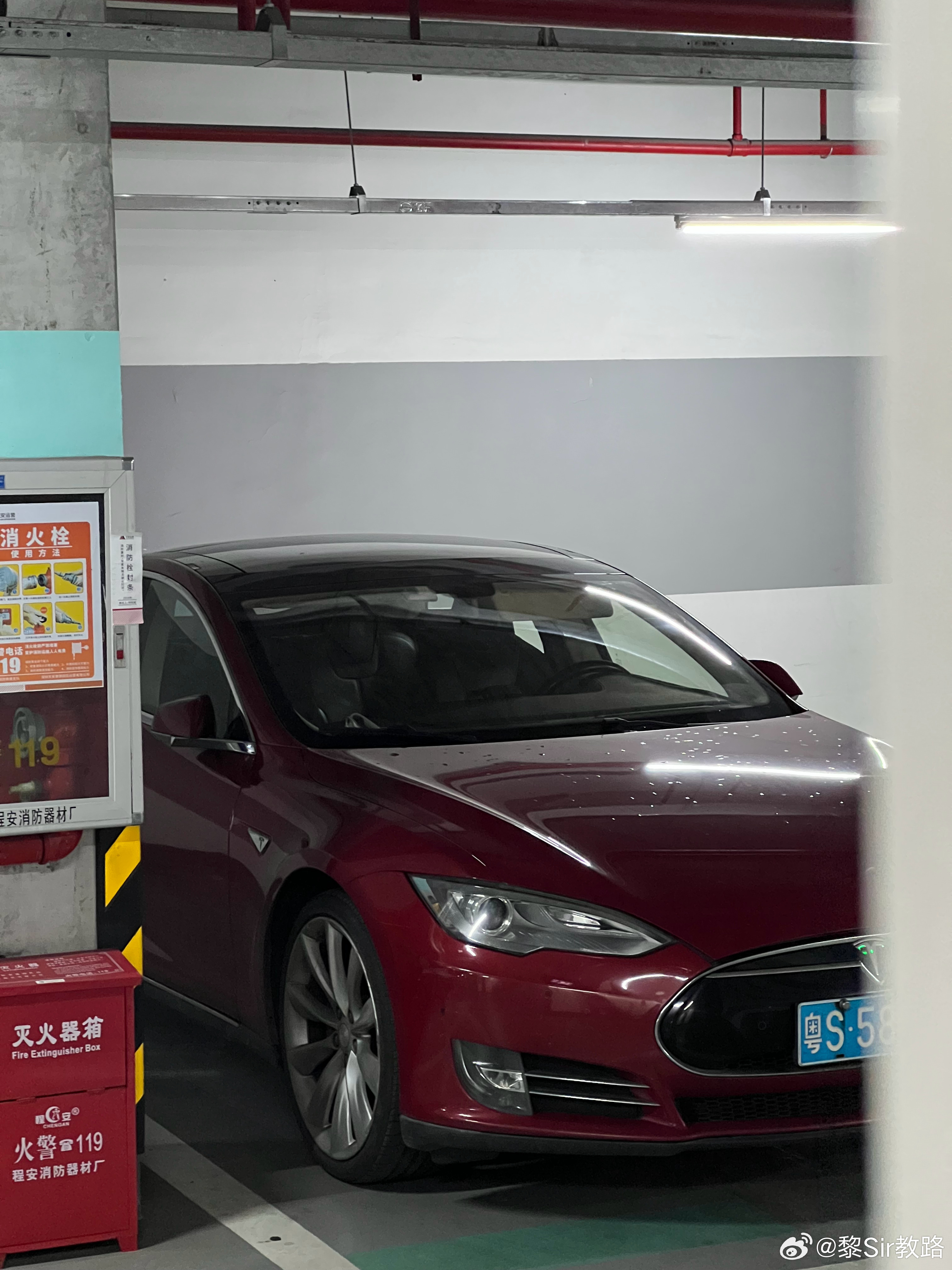 蓝牌特斯拉，也可以是身份像征大v聊车特斯拉