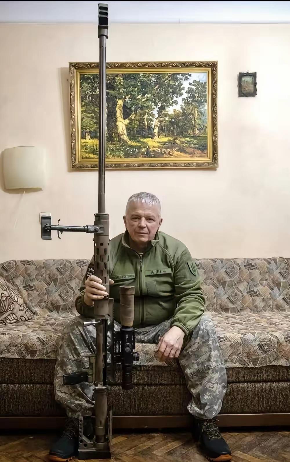 乌克兰狙击手又创最远纪录

有媒体报道，前段时间乌克兰狙击手维亚切斯拉夫·科瓦尔