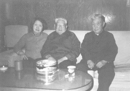 1990年，马忠全(右)与陈锡联夫妇合影。