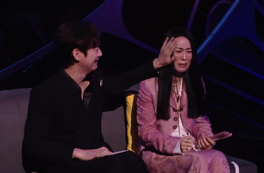 窦靖童唱歌，
那英坐一边激动流泪，
亲眼看着长大的孩子如今站在台上开始发光，
一