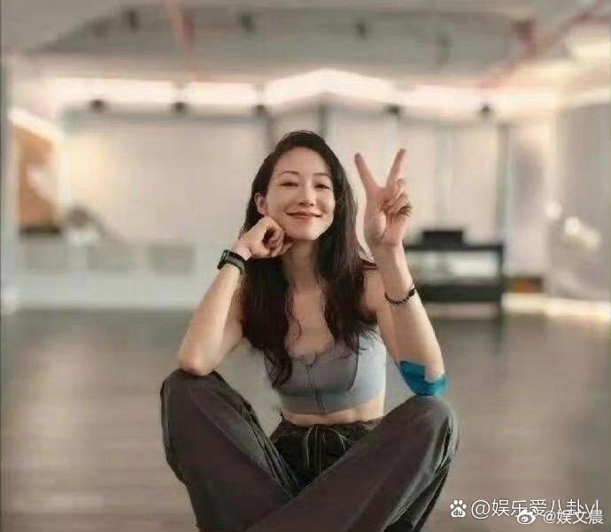 韩雪看着明明一点都不胖，没想到肚子上还有点软乎乎的小肉肉，真实又可爱～ 