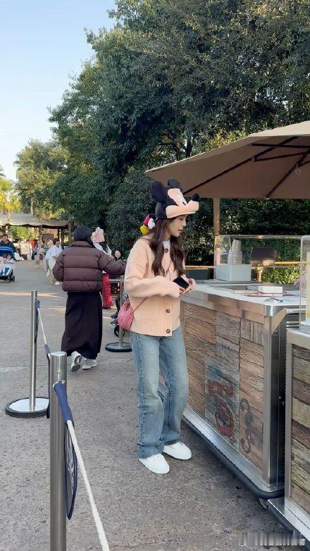 张佳宁给人的感觉就像是一个迪士尼出逃的小公主啊，青春阳光美少女元气满满可爱至极！