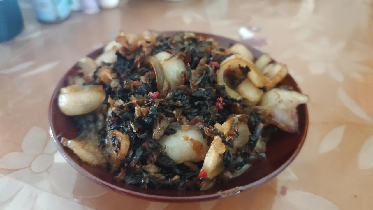 晒生活点滴 简简单单的一餐，快乐每一天！今天中午自己做的咸菜回锅肉，凉拌皮蛋，外