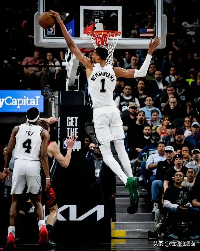 文班亚马。
左牵黄、右擎苍，2米26的身高和2米50的臂展，左封右盖。
现在文班