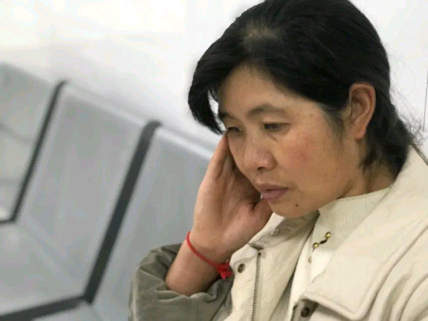 女儿出生被查出重病，丈夫打工又意外身亡，婆家为独占赔偿金将母女俩赶出家门走投无路