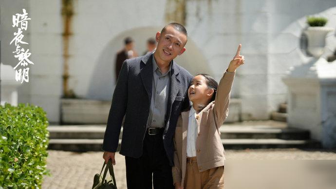 聂远，
​
这下彻底解释不清了！
​
亲自带女儿进组不算稀奇，但是直接叫女儿老师