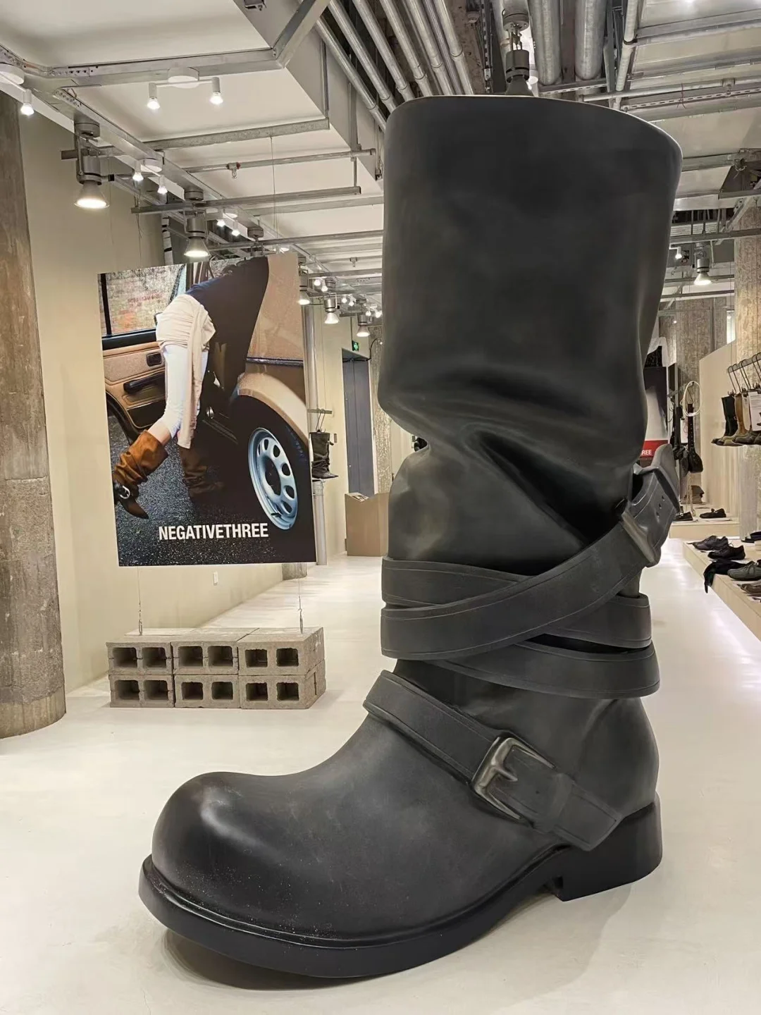 发现了陈列非常舒适的小韩品牌集合店展厅