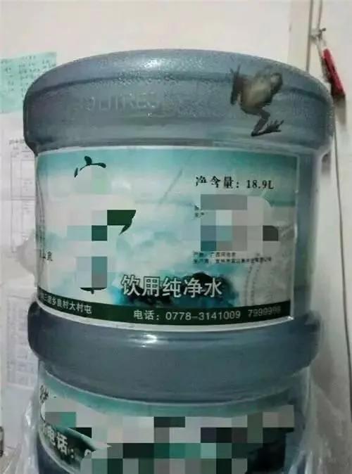 养一条鱼，看它是否会感到孤独，结果抑郁而终
我养了一条鲫鱼，鱼缸里只放一截水管做