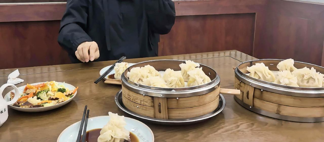 忽然就馋老家这口烧麦了，今天约上好友过来吃早点。
一上桌两大笼热气腾腾的烧麦，看