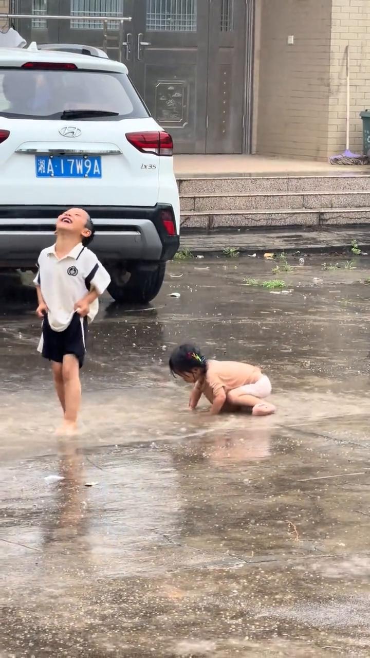 我看你不说话，却把我一生都占满。