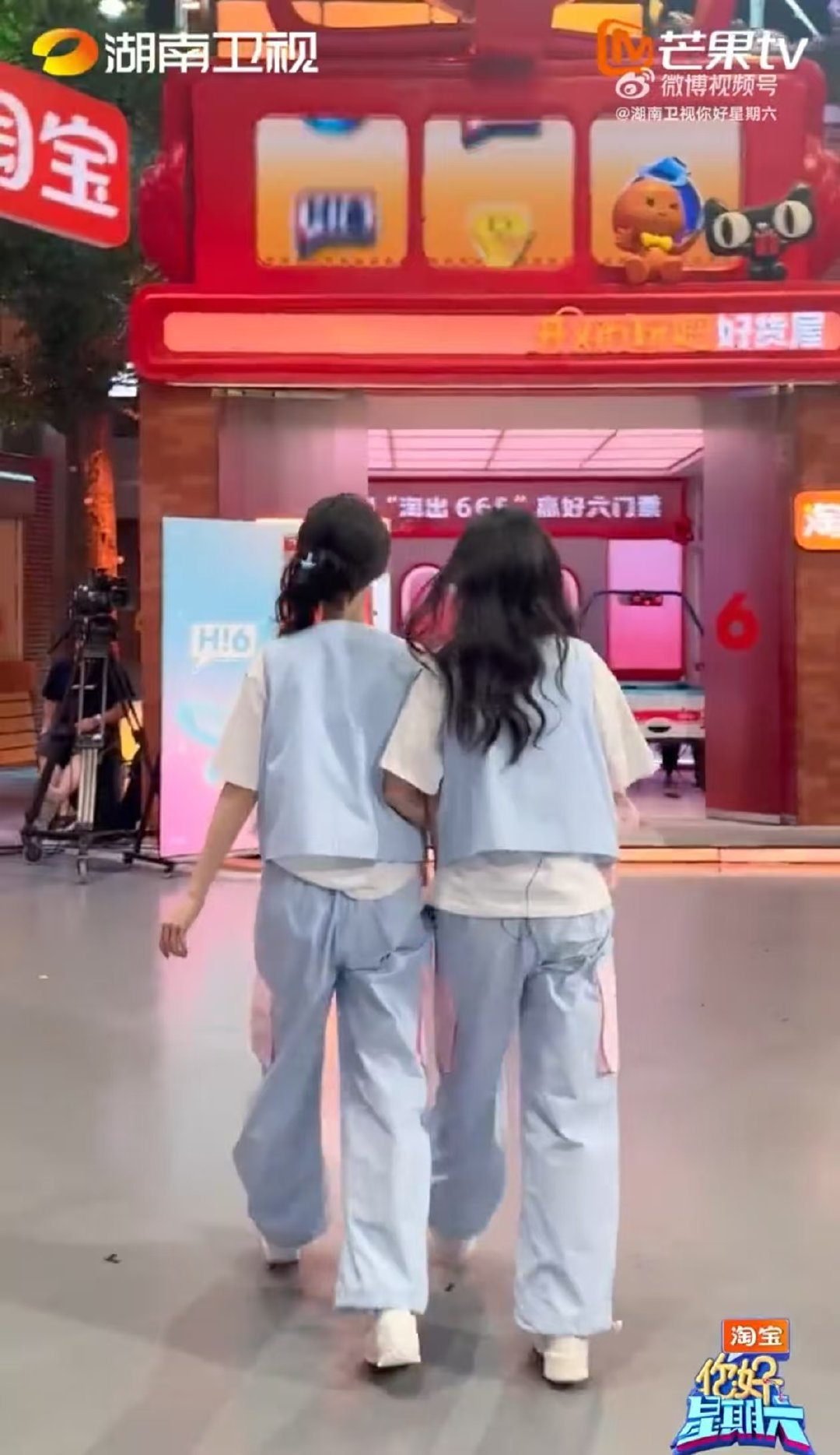 孟子义周也白蛇青蛇即视感 你好星期六 孟子义和周也降临好六街，仿佛白蛇青蛇从神话