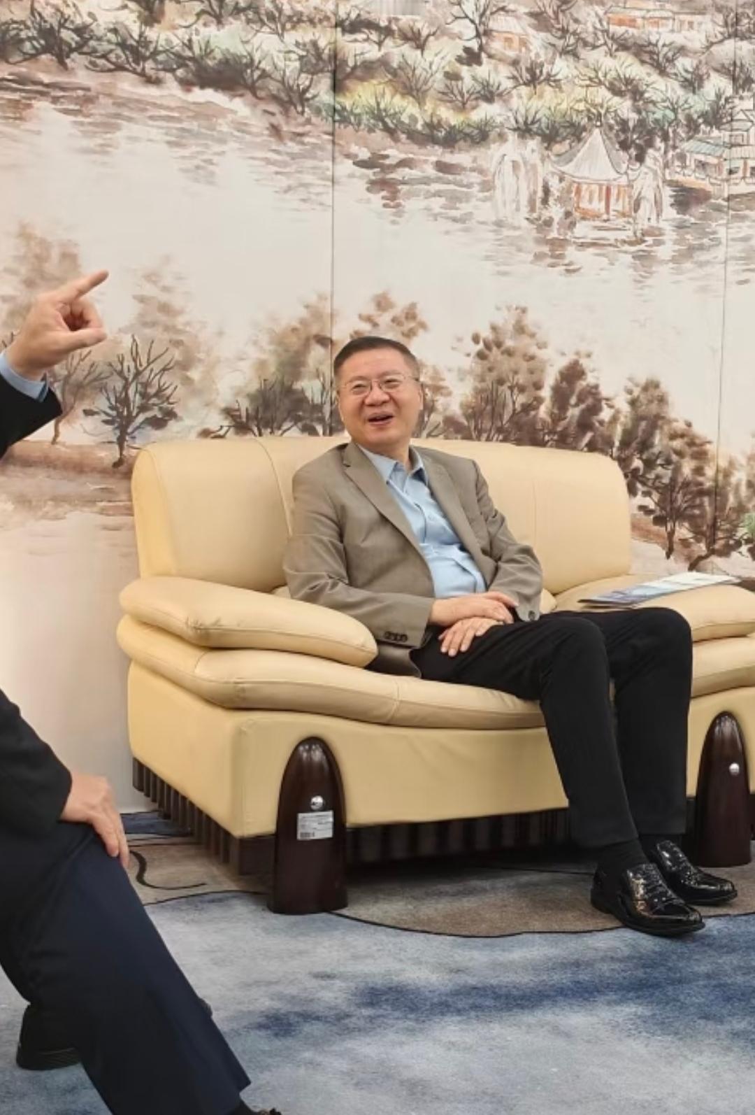 这是张维为教授近日在河北的照片。
复旦大学张维为教授近期在河北做一些文化交流上的