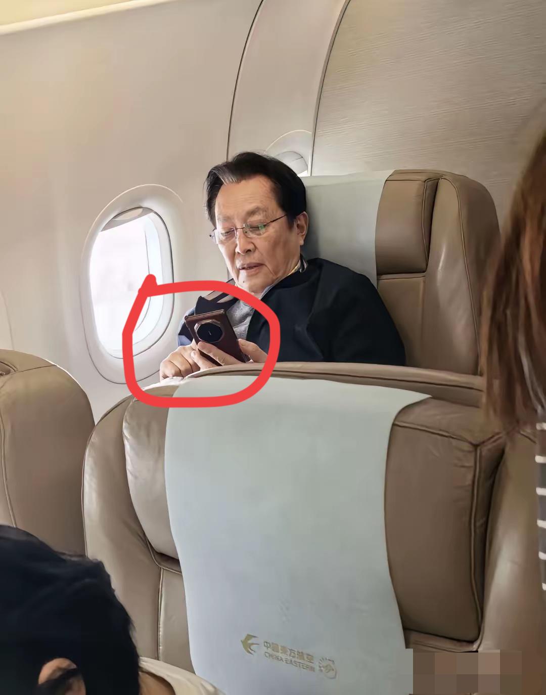 唐国强老师非常支持国产手机，用小米手机