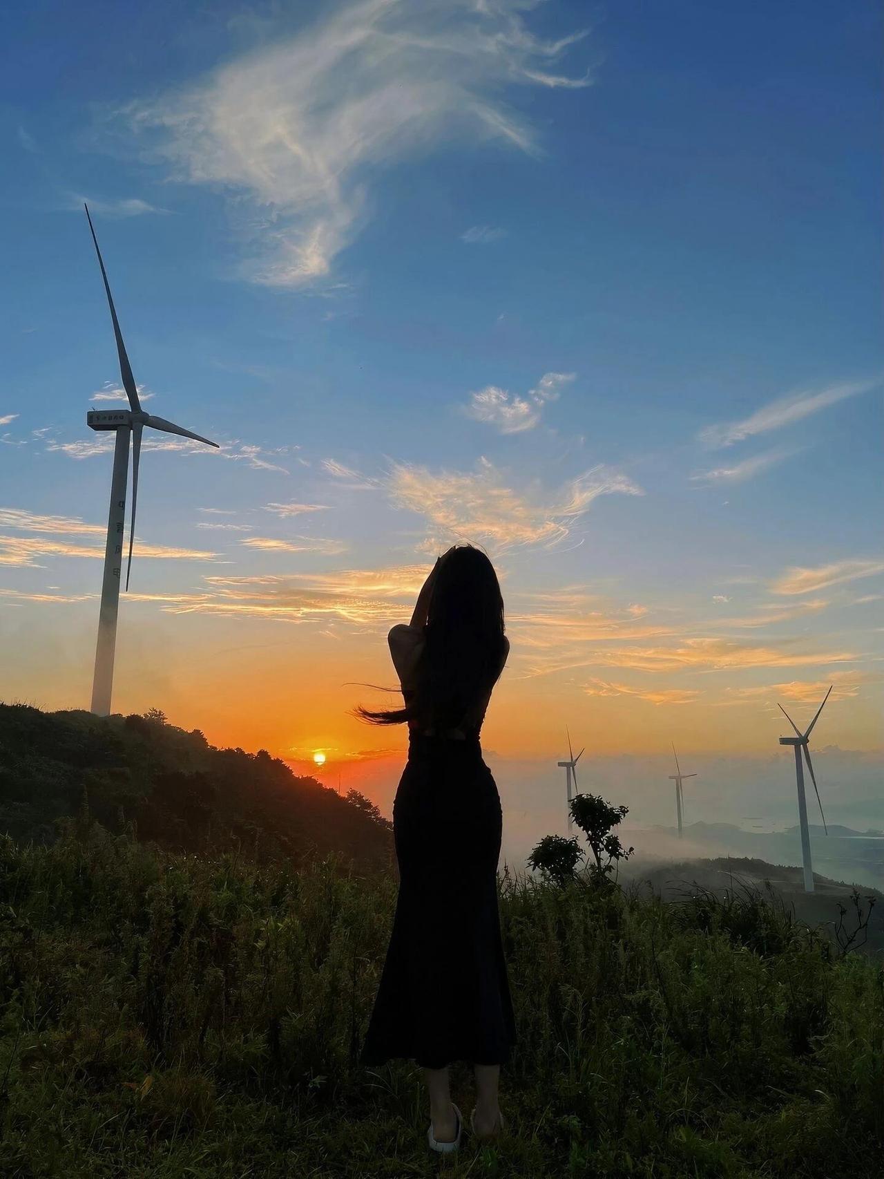 非常有温度的一段话:
"死亡，是乔迁之喜，
是从有子女的地方，

搬到有父母的地