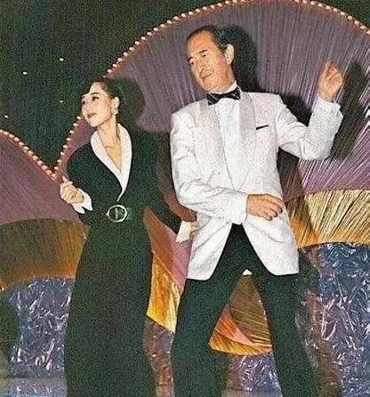 年轻时的利智和“赌王”何鸿燊一起翩翩起舞。
当年，赌王何鸿燊曾经给利智送了栋价值