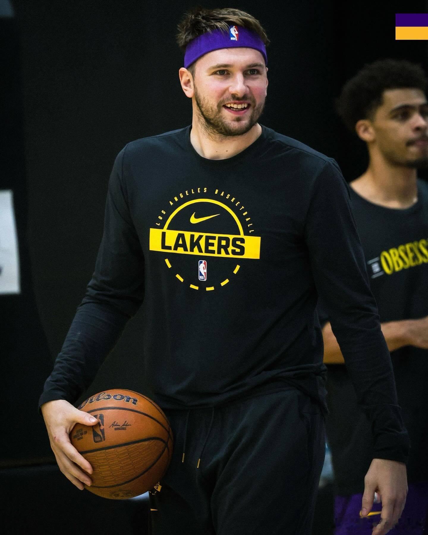 湖人众将备战明日杯赛，活力满满📈 