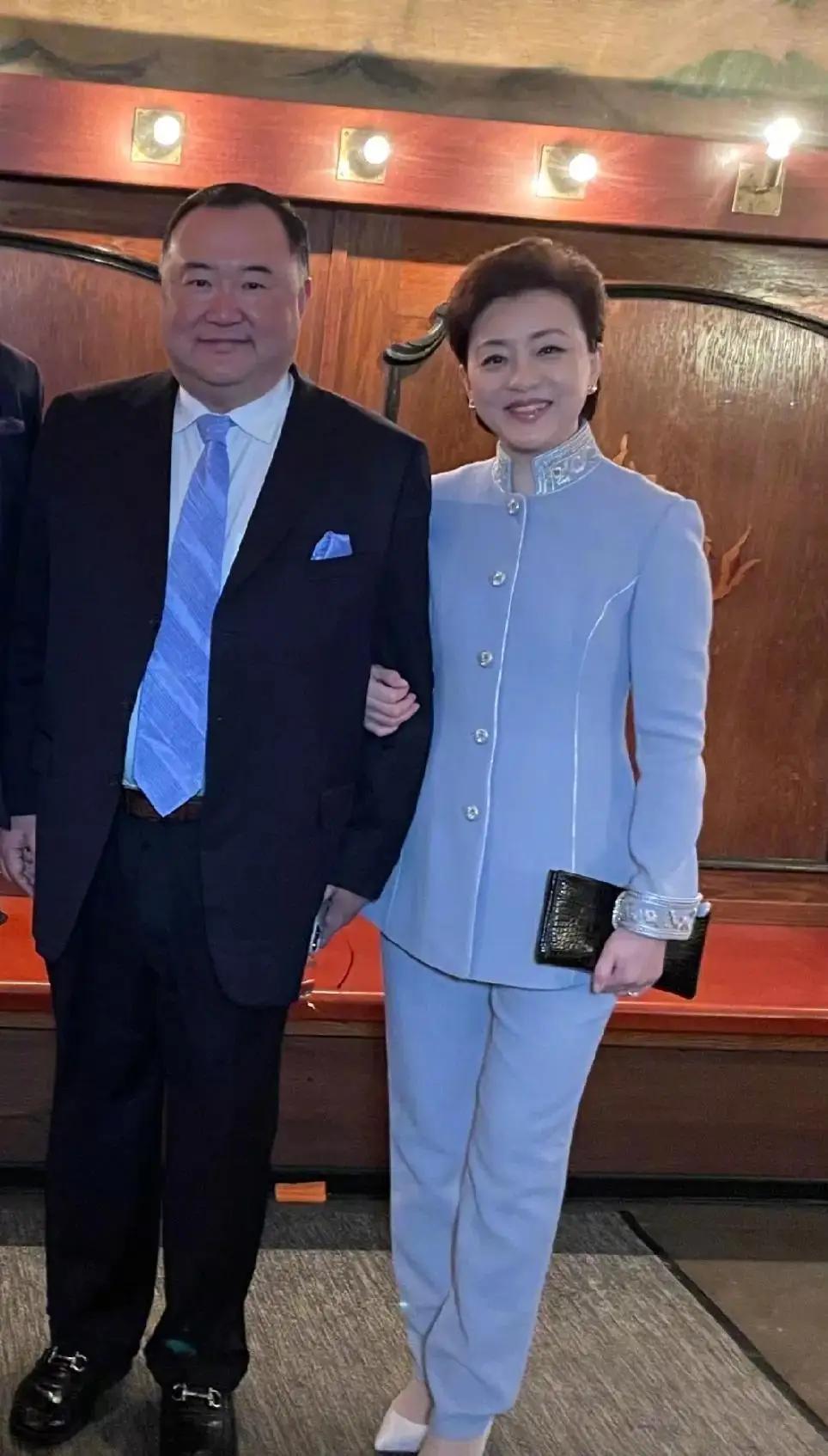杨澜真是漂亮又有气质，她身边这位男士是谁，看杨澜挎着他的胳膊好亲密。