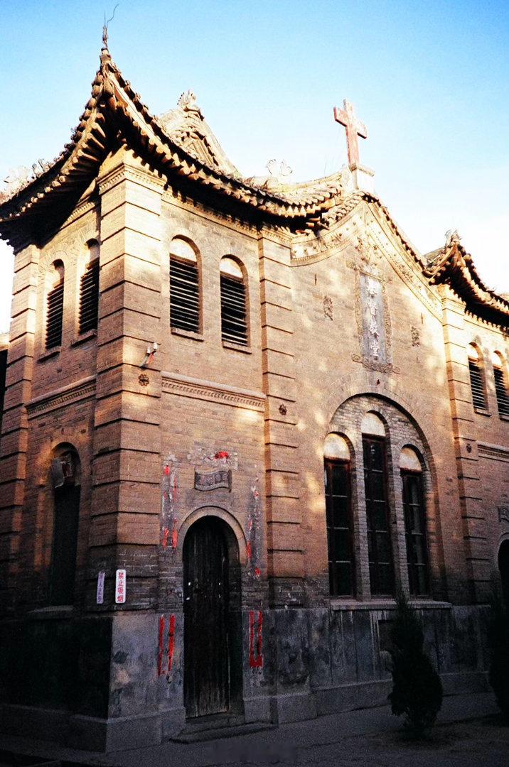 三原县基督教堂，2010.05.08 / 2026.07.18。门前的雪衫越长越