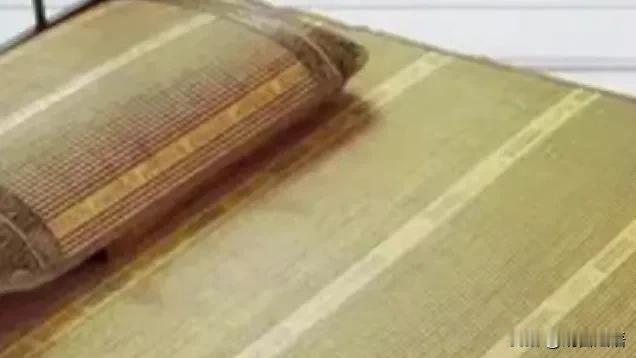 独居男子死后半年才被发现，引发网友关注。部分年轻网友因担忧将来也可能成为独居老人