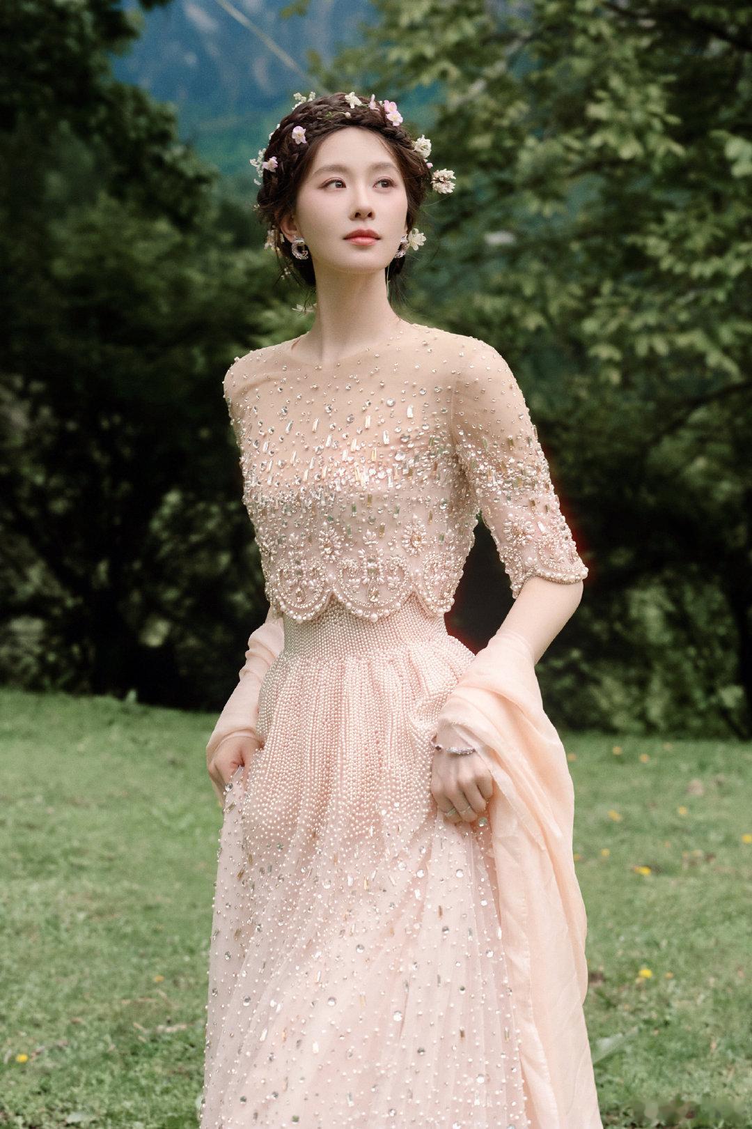 刘诗诗郭晓婷贴贴自拍郭晓婷你们的镜头里没有仙女吧这不是龙葵和花楹吗 时隔多年再同
